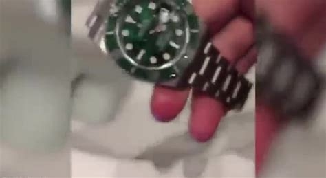 ragazzo ricco butta nel wc un rolex da 9000 eyro|Il Rich Kid getta nel water l’orologio da 9.000 euro: il  .